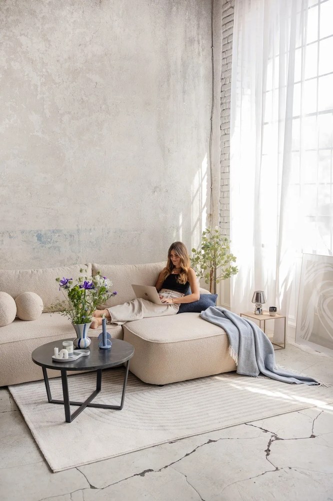 Divano angolare beige allungabile (con penisola a destra) con rivestimento in bouclé Quinoa – Bonami Selection