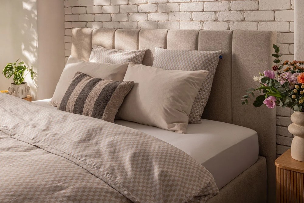 Letto matrimoniale imbottito beige con contenitore e rete inclusi 180x200 cm Thessa Bold Line – Bonami Selection