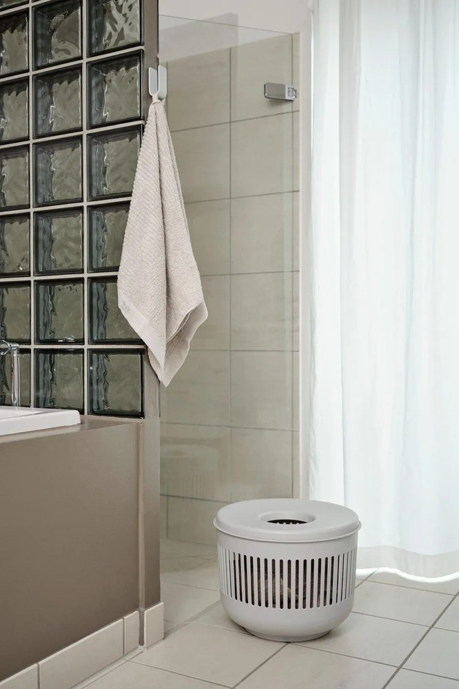 Cesta per il bucato grigio chiaro in plastica 35 l Ume – Zone