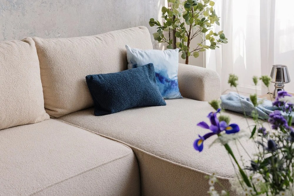 Divano angolare beige allungabile (con penisola a destra) con rivestimento in bouclé Quinoa – Bonami Selection