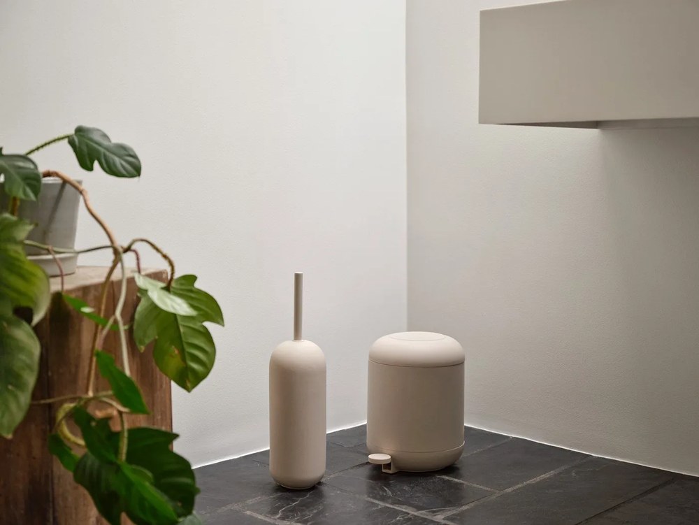 Cestino per la spazzatura beige in plastica con pedale 4 l Sensu – Zone