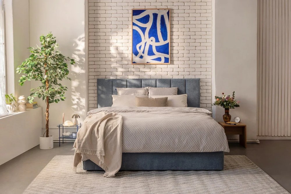 Letto matrimoniale imbottito blu con contenitore e rete inclusi 180x200 cm Thessa Bold Line – Bonami Selection