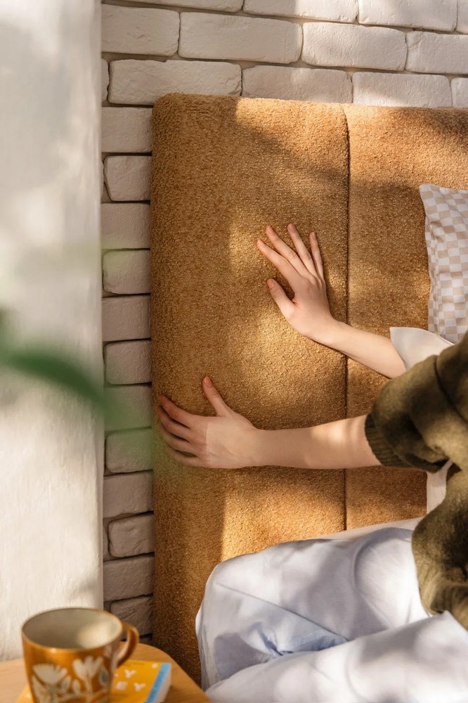 Letto matrimoniale imbottito color senape con contenitore con rete inclusa 160x200 cm Thessa Bold Line – Bonami Selection