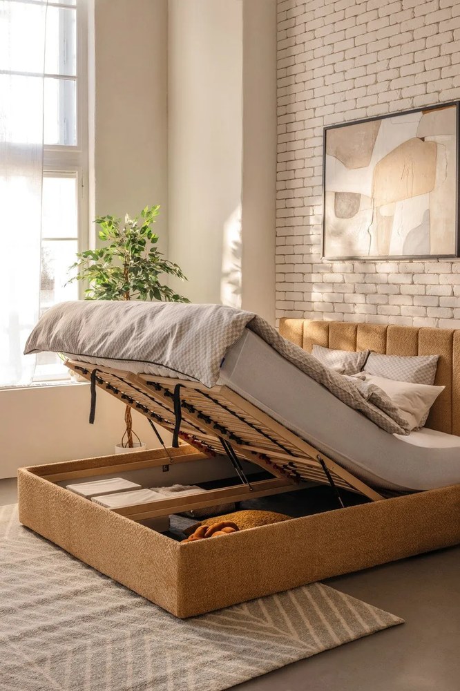 Letto matrimoniale imbottito color senape con contenitore e rete inclusi 160x200 cm Thessa Bold Line – Bonami Selection