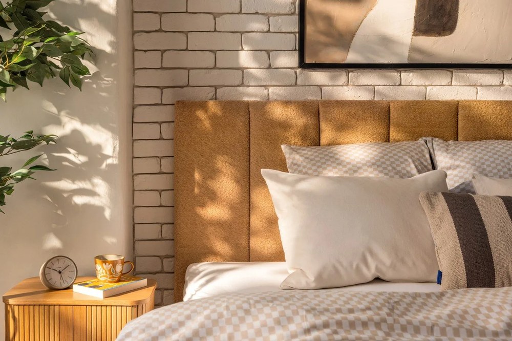 Letto matrimoniale imbottito color senape con contenitore con rete inclusa 160x200 cm Thessa Bold Line – Bonami Selection