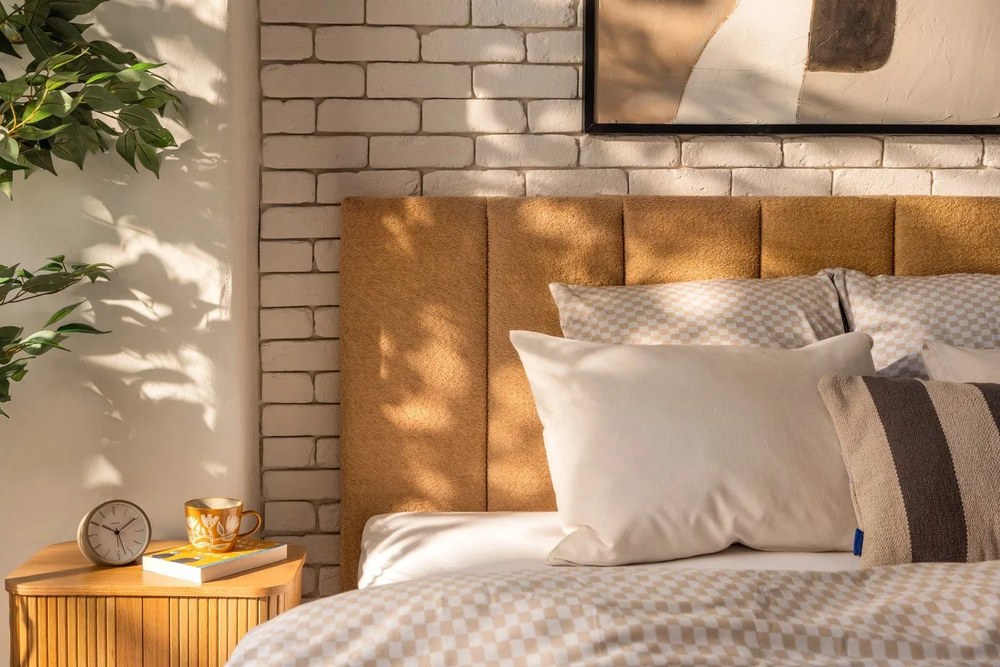 Letto matrimoniale imbottito color senape con contenitore con rete inclusa 160x200 cm Thessa Bold Line – Bonami Selection