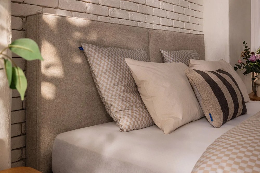 Letto matrimoniale imbottito beige con contenitore con rete inclusa 180x200 cm Thessa Bold – Bonami Selection