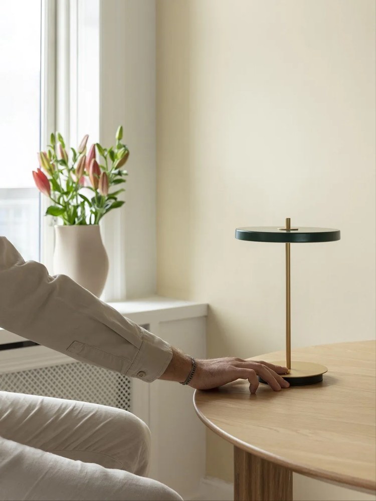 Lampada da tavolo dimmerabile a LED verde con paralume in metallo (altezza 31 cm) Asteria Move - UMAGE