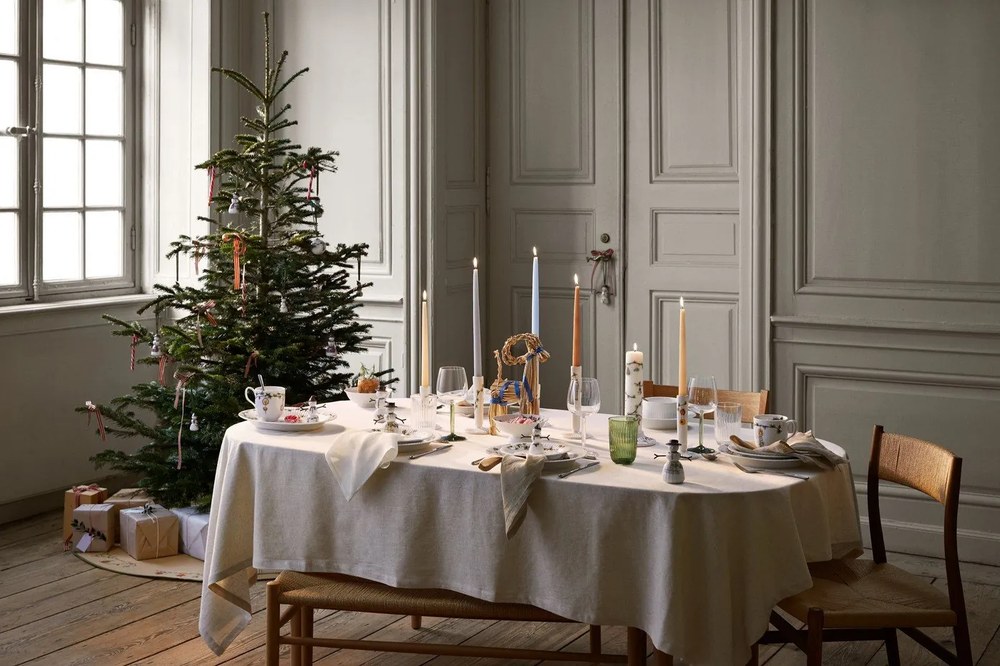 Statuetta natalizia in porcellana (altezza totale 9 cm) Hammershøi Snowwife – Kähler Design