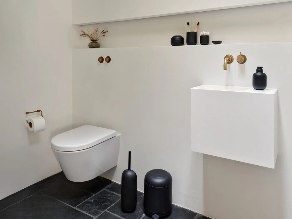 Scopino WC nero in cemento Sensu – Zone