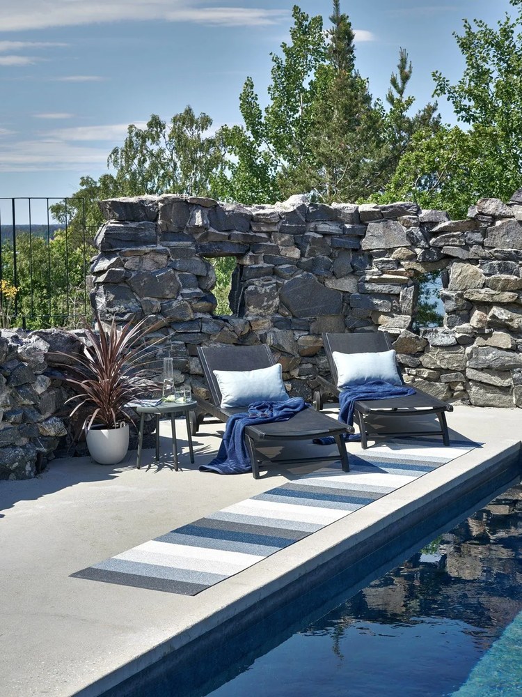 Passatoia da interno/esterno blu/color crema 70x200 cm Molly Ocean Grey – Pappelina