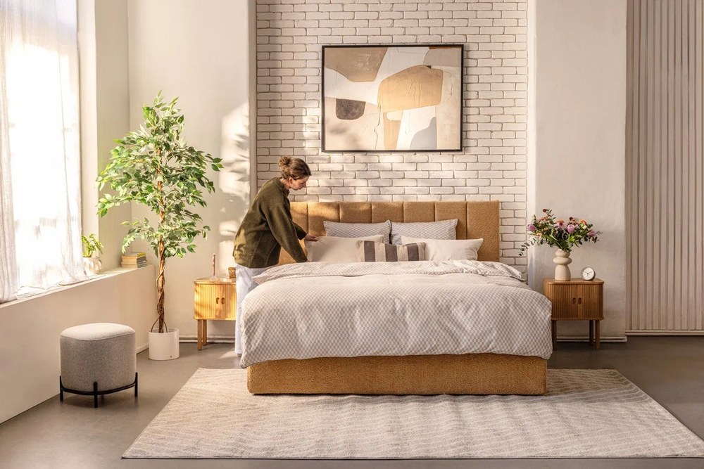 Letto matrimoniale imbottito color senape con contenitore e rete inclusi 160x200 cm Thessa Bold Line – Bonami Selection