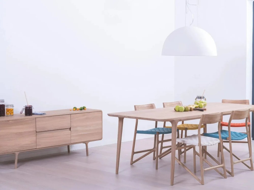 Sedia da pranzo in legno massiccio di quercia con seduta bianca Fawn - Gazzda