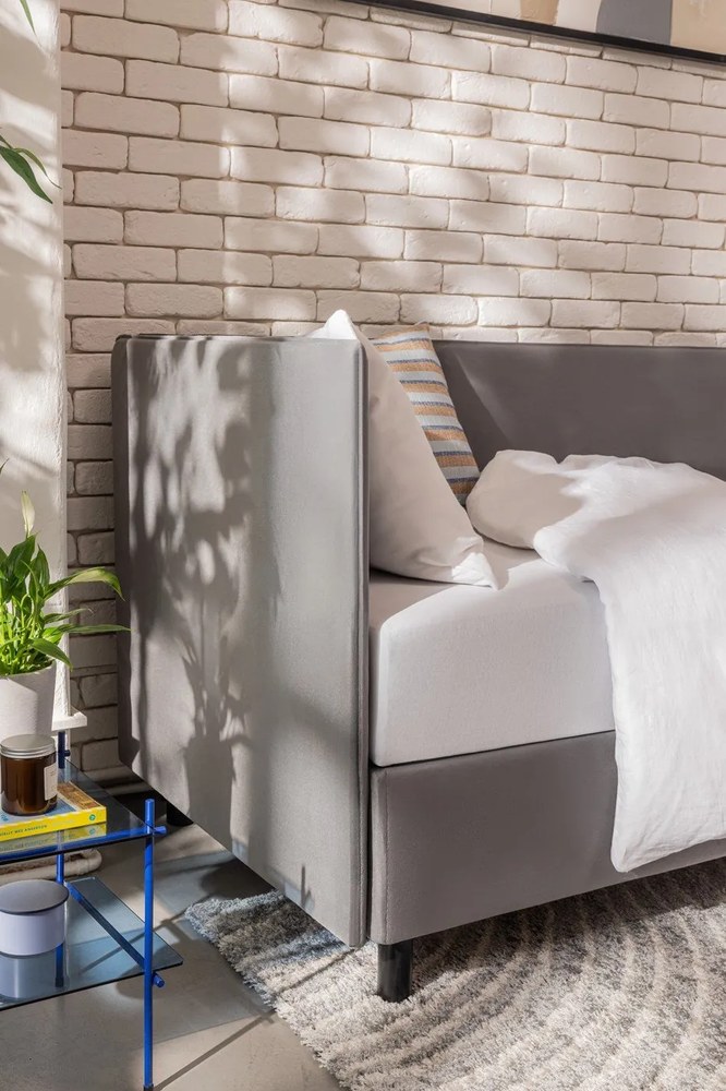 Letto singolo imbottito grigio con contenitore con materasso incluso 90x200 cm Avela – Bonami Selection