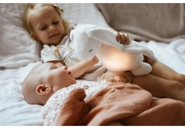 Moonie - Compagno di coccole con melodia e luce coniglietto powder