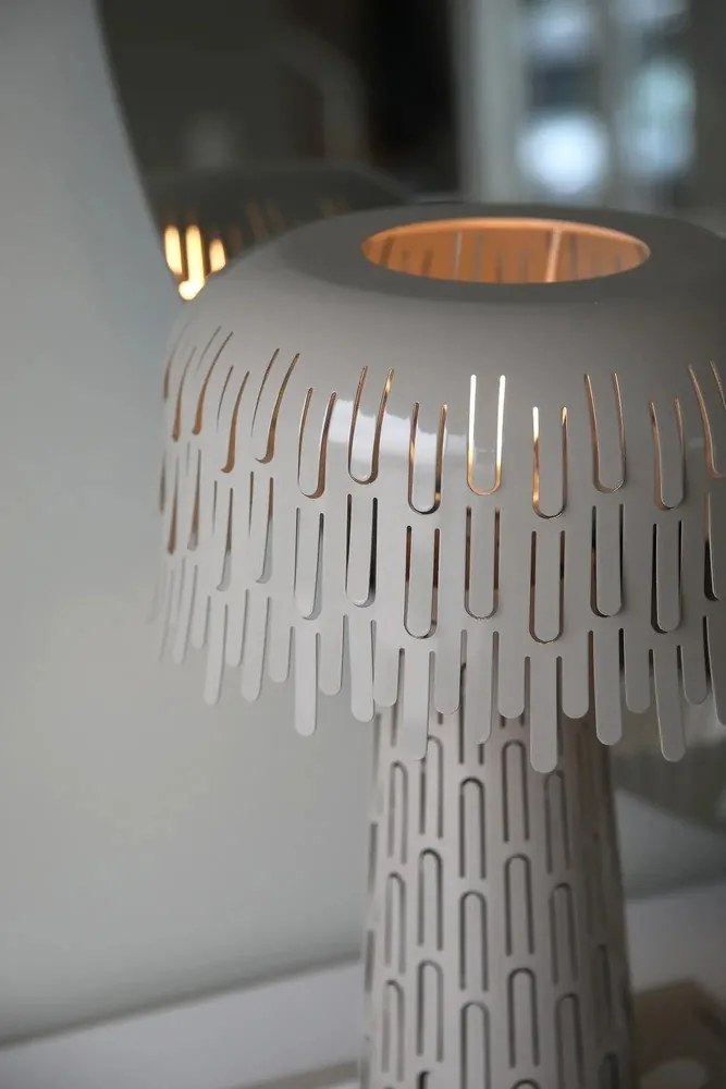 Lampada da tavolo greige con paralume in metallo (altezza totale 38 cm) Verbera – Markslöjd