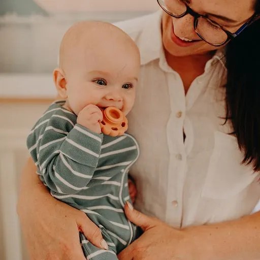 Piramide impilabile con massaggiagengive, colori terra