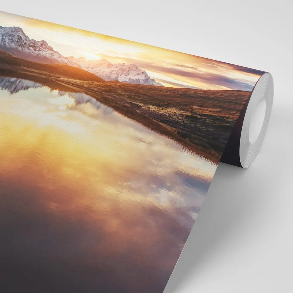 Fotomurale – Tramonto abbagliante sul lago montano