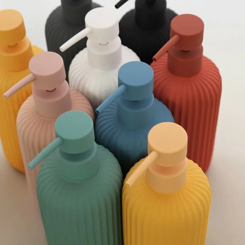 Set accessori bagno in ceramica rosa con dispenser sapone e due portaspazzolini Spring