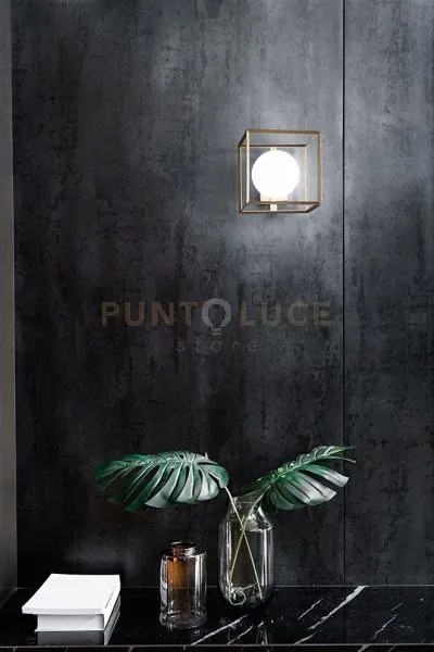 Applique in metallo verniciato oro cube 1 luce attacco g9