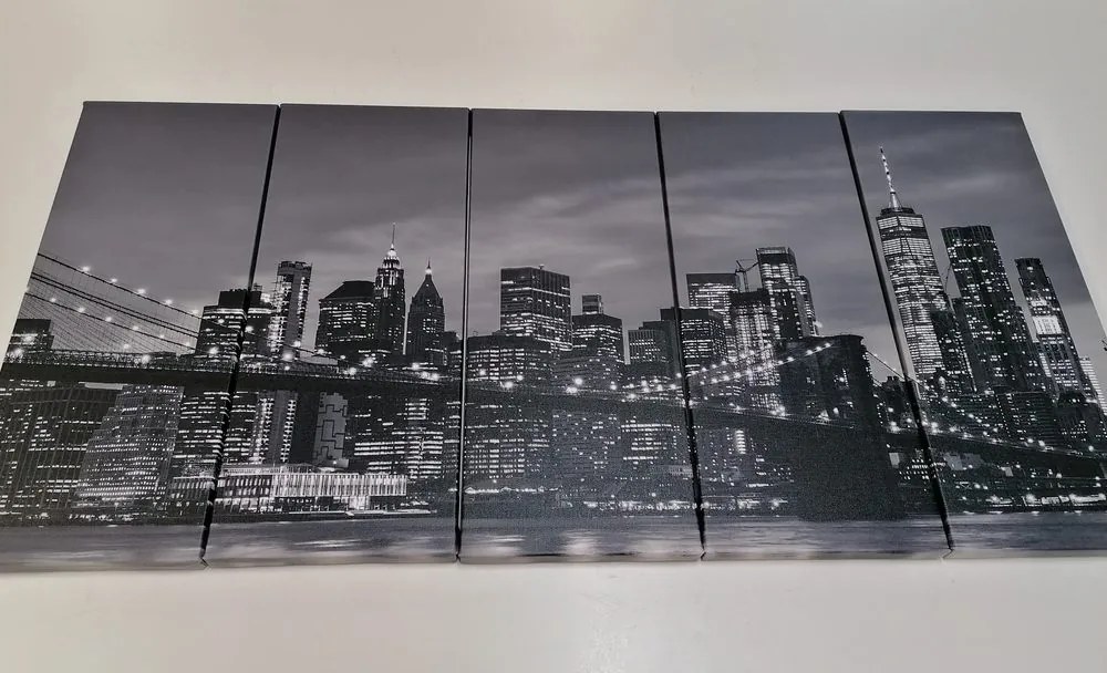 Quadri 5 pezzi – Ponte affascinante a Brooklyn in bianco e nero
