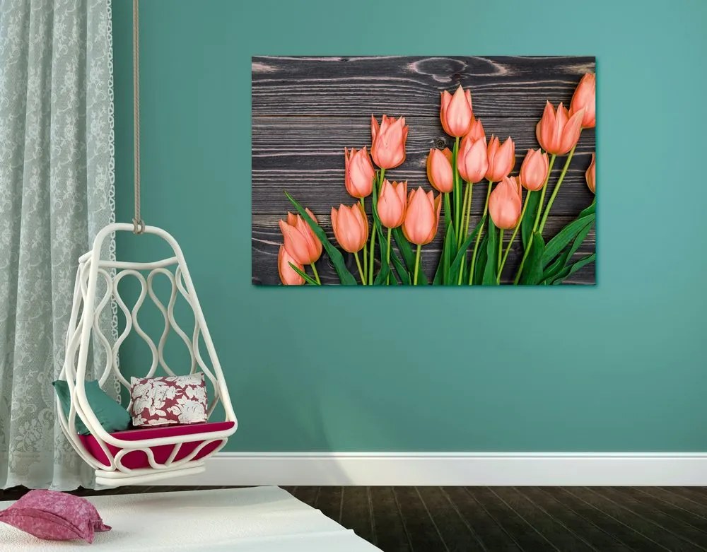 Stampa su tela – Incantevoli tulipani arancioni su sfondo di legno