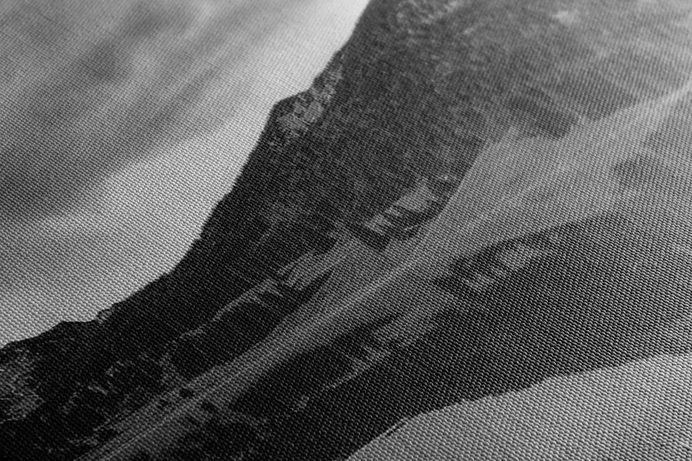 Quadro su tela – Lago sotto le colline in bianco e nero