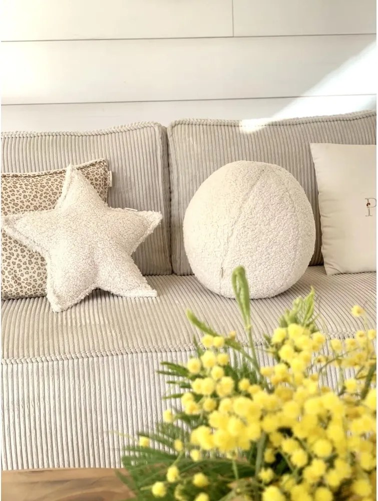 Cuscino per divano da bambini color crema con rivestimento in bouclé Ball – Wigiwama