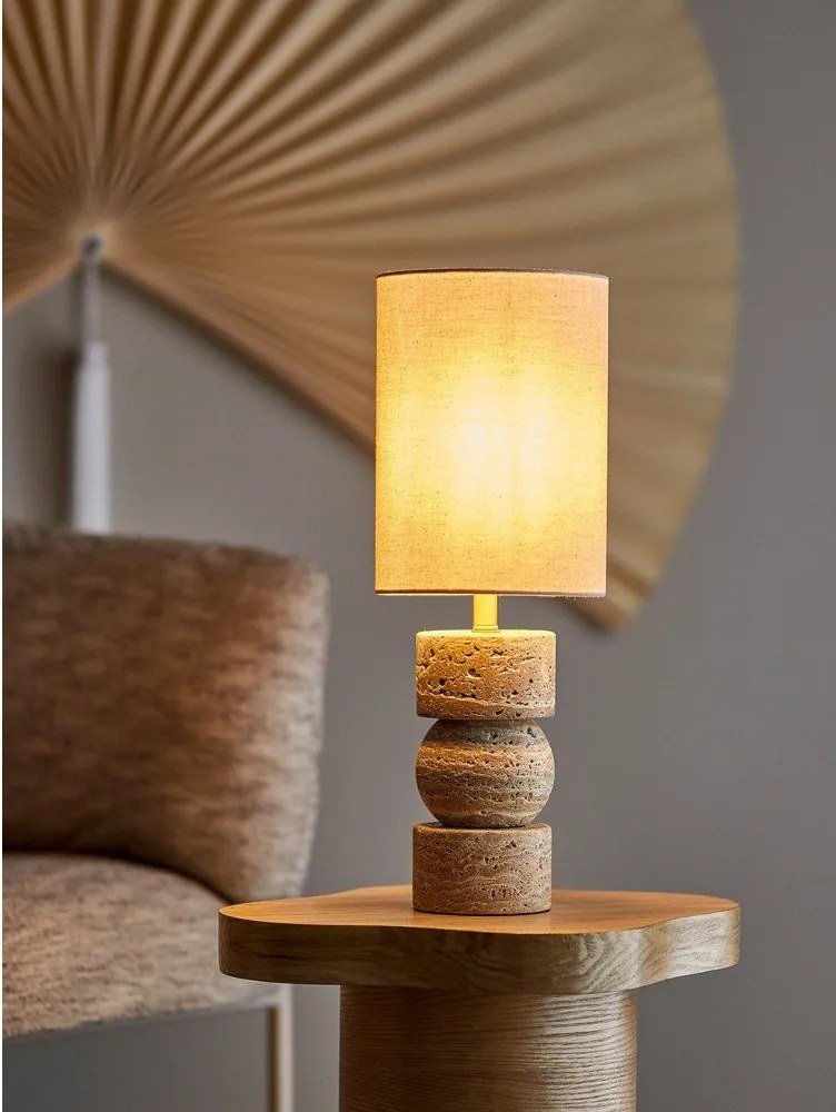 Lampada da tavolo di colore naturale in pietra con paralume in tessuto (altezza totale 53 cm) Marci – Bloomingville