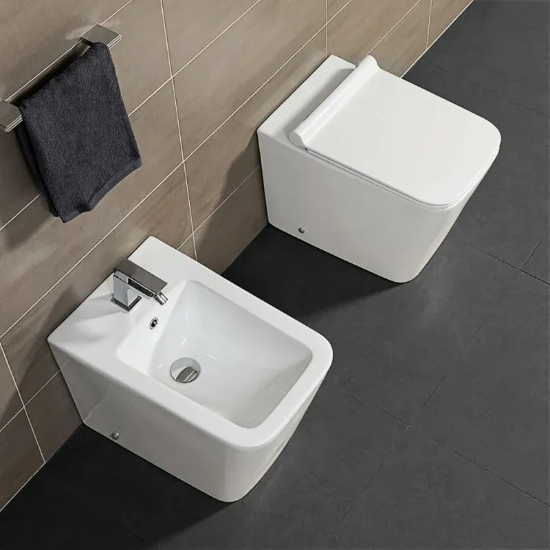 Sanitari filomuro Rimless serie Malaga completo di sedile rallenty