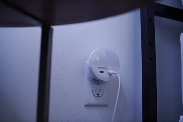 Osram - Lampada notturna LED da spina con sensore LUNETTA 2xUSB LED/13W/230V