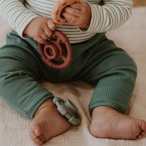 Piramide impilabile con massaggiagengive, colori terra