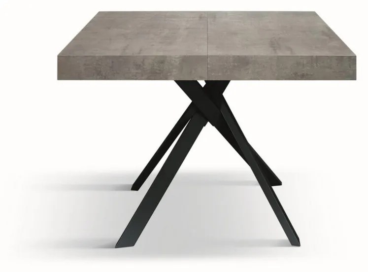 Tavolo FORTE DEI MARMI in legno, finitura grigio cemento e gambe incrociate in metallo antracite, allungabile 95&#215;90 cm &#8211; 145 x 90 cm