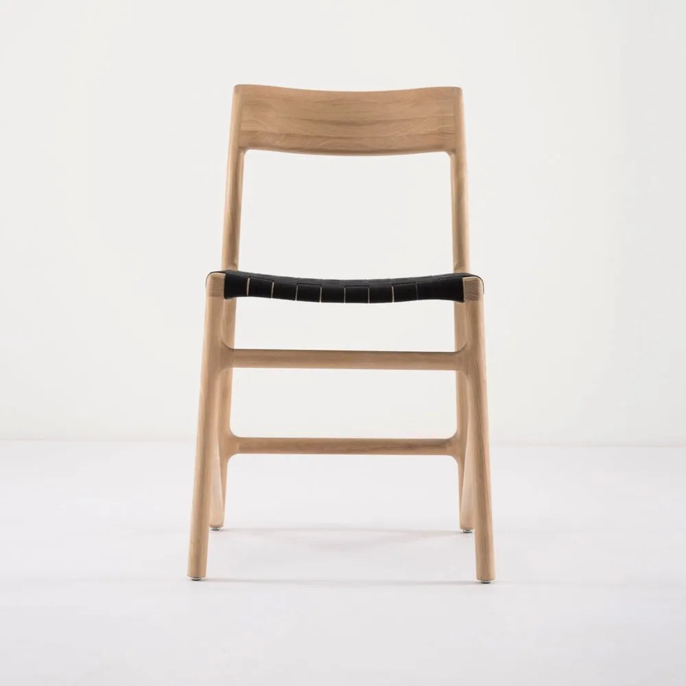 Sedia da pranzo in legno massiccio di quercia con seduta nera Fawn - Gazzda