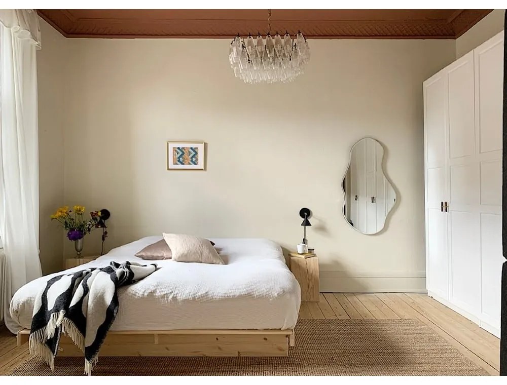 Letto matrimoniale in legno di pino con contenitore con griglia color naturale 180x200 cm Kanso - Karup Design