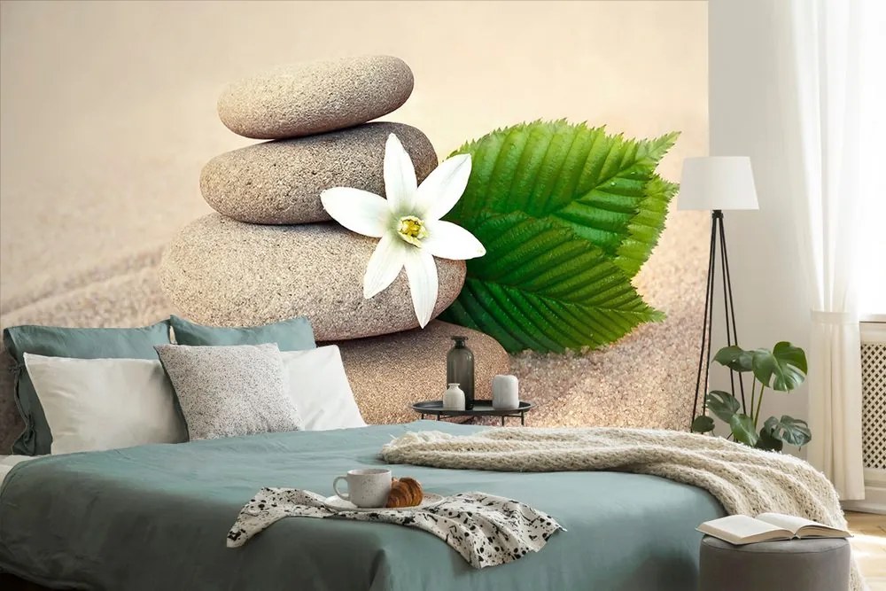 Carta da parati – Fiore bianco e pietre nella sabbia