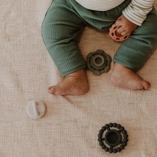 Piramide impilabile con massaggiagengive, colori terra