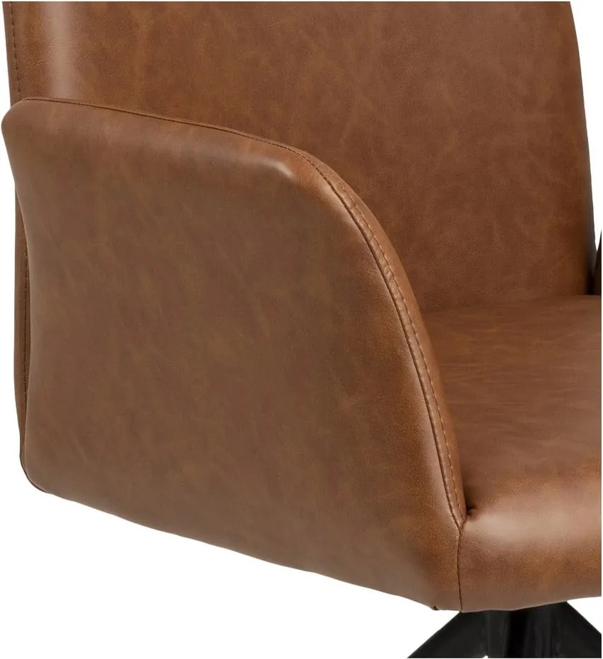 Sedia da pranzo marrone cognac in imbottito con braccioli Naya – Actona