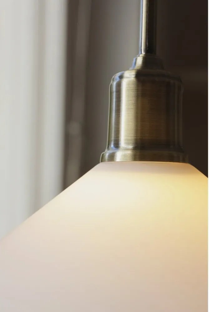 Lampadario bianco e color ottone con paralume in vetro ø 25 cm Vela – Markslöjd