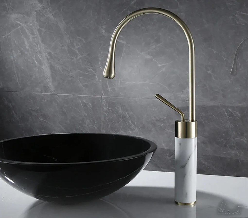 Miscelatore per lavabo EYN BF0954 da piano in ottone con bocca girevole, in più finiture tra cui oro — Oro spazzolato - marmo bianco — 48 cm