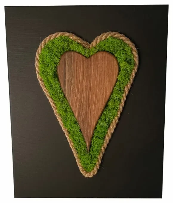 Quadro di muschio con cuore di legno e corda 40 x 30 cm