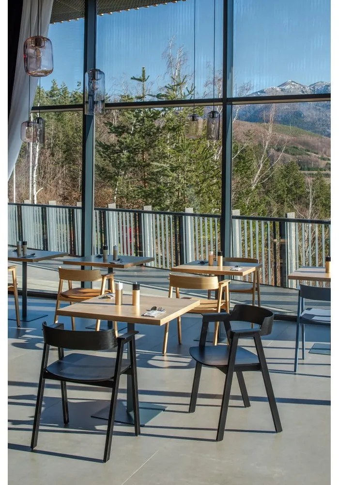 Sedia da pranzo nera in rovere massiccio con braccioli Flip – Gazzda