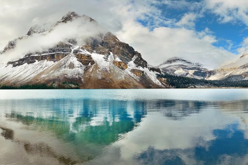 Carta da parati autoadesiva – Lago vicino a una splendida montagna