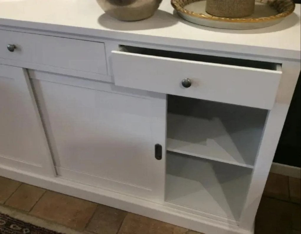 Credenza classica due ante scorrevoli e tre cassetti in legno bianco opaco