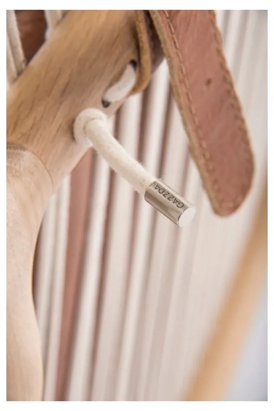 Poltrona con struttura in rovere massiccio e seduta in pelle di bufalo color marrone cognac. Dedo - Gazzda