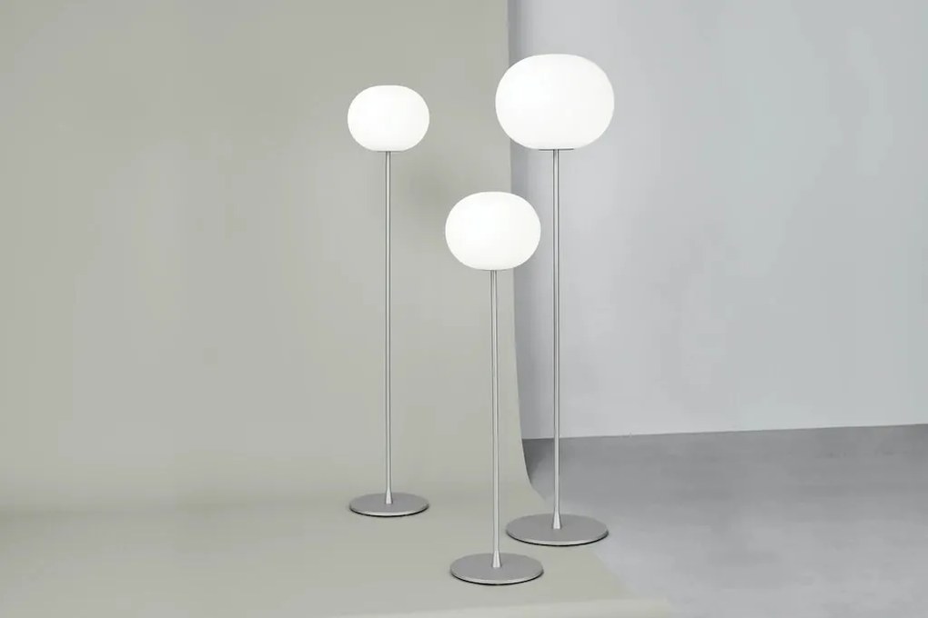 Flos Glo-ball Floor 3 Lampada Da pavimento H.185 cm a luce diffusa in vetro opalino acidato bianco e acciaio Argento