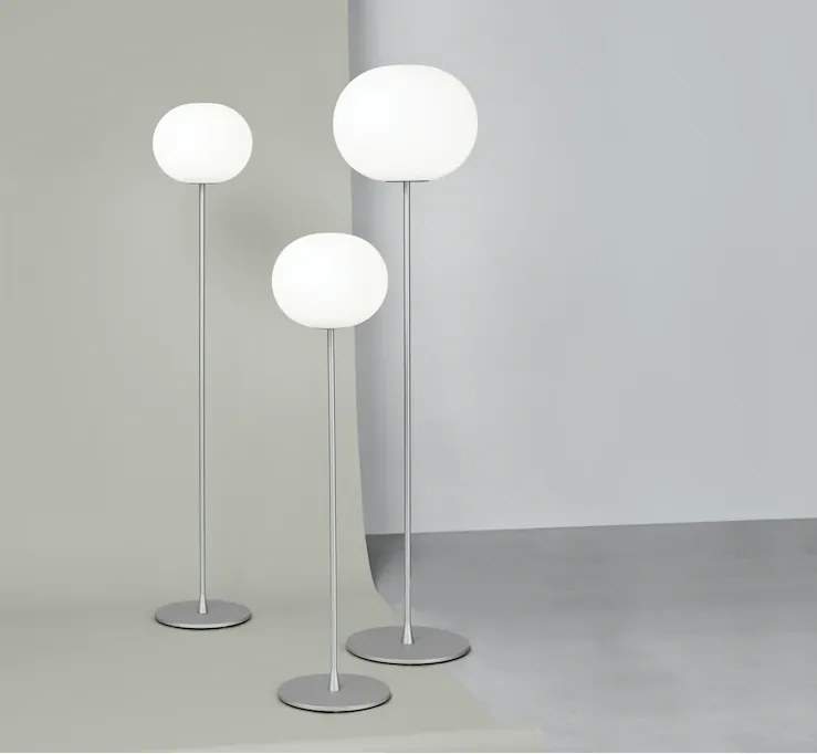 Flos Glo-ball Floor 1 Lampada Da pavimento H.135 cm a luce diffusa in vetro opalino acidato bianco e acciaio Argento