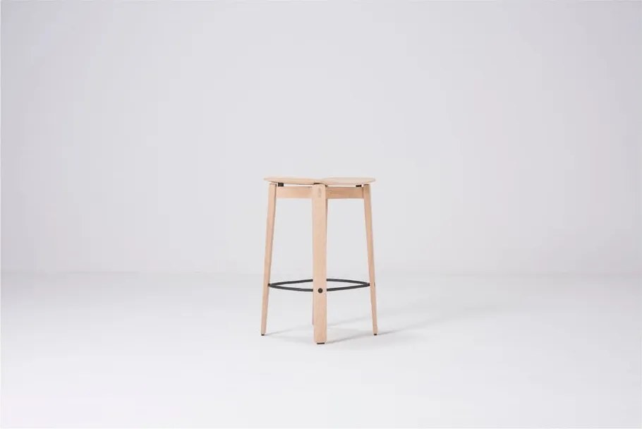 Sedia da bar di colore naturale in rovere massiccio (altezza della seduta 65 cm) Nora – Gazzda