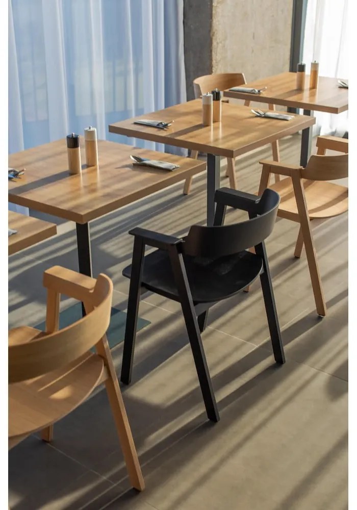 Sedia da pranzo nera in rovere massiccio con braccioli Flip – Gazzda