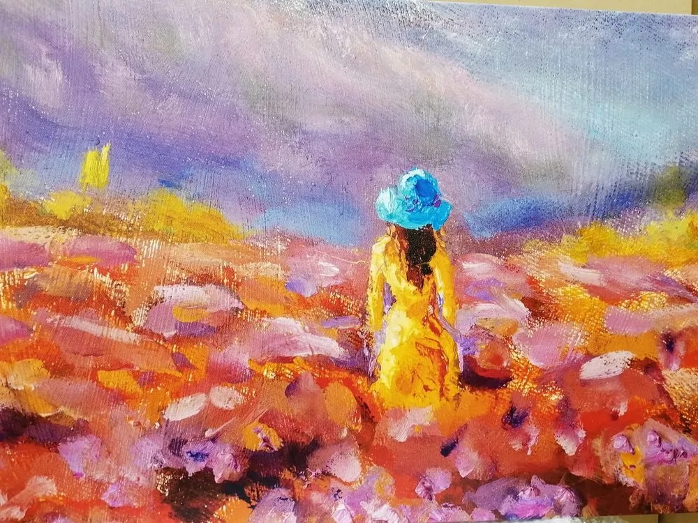 Quadro su tela – Ragazza in abito giallo in un campo di lavanda